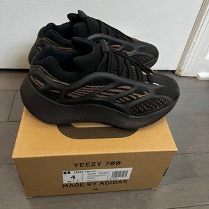 adidas Yeezy 700 V3 GY0189 Clay Brown Size 4 Men's/5 Women's